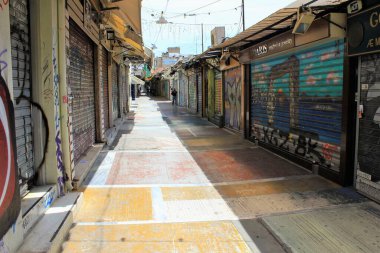 Atina, Yunanistan, 6 Mayıs 2020 - Coronavirus tecridi sırasında Monastiraki ilçesindeki dükkanlar kapatıldı.