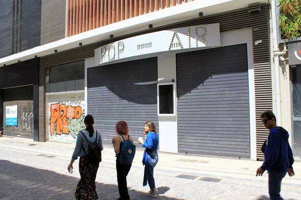 アテネ ギリシャ 2020年5月6日 コロナウイルスのロックダウン中にバックグラウンドで閉店店舗とストリートビュー — ストック写真