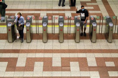Sintagma metro istasyonundaki kontrol noktası - Atina, Yunanistan, 6 Mayıs 2020.