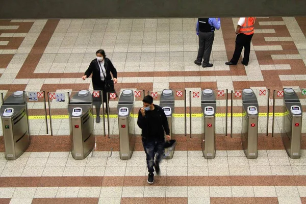 Sintagma metro istasyonundaki kontrol noktası - Atina, Yunanistan, 6 Mayıs 2020.