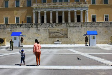 Atina, Yunanistan, 6 Mayıs 2020 - Atina 'nın en turistik noktalarından biri - Yunan Parlamentosu önünde ünlü Cumhurbaşkanlığı muhafız birliklerinin bulunduğu bilinmeyen askerin kabri - Coronavirus salgını sırasında turist sıkıntısı çekmiyor.