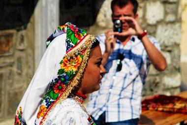 Yunanistan 'ın Karpathos adasındaki Olimpos köyünde 15 Ağustos 2008' de geleneksel kostüm giymiş bir kadın.