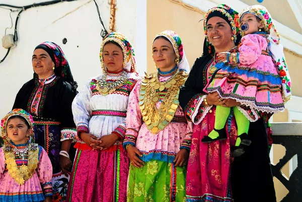Mujeres Vestidas Con Trajes Tradicionales Pueblo Olímpico Isla Karpathos Grecia —  Fotos de Stock