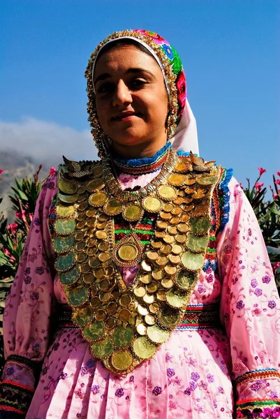 Una Mujer Vestida Con Traje Tradicional Pueblo Olímpico Isla Karpathos — Foto de Stock