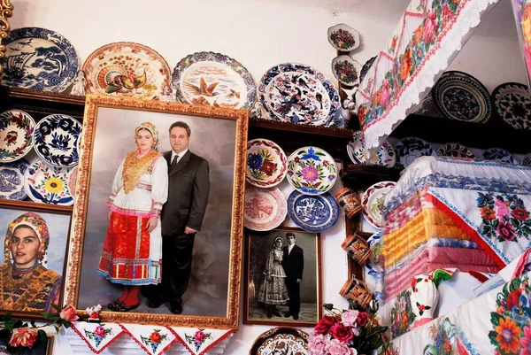 Yunanistan, Karpathos Adası, Olympos Köyü, 15 Ağustos 2008 - Yerel bir müzede dekoratif vintage ürünler.