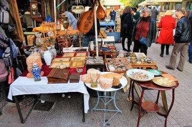 Sokak pazarında satılık vintage ve ikinci el ürünler - Atina, Yunanistan, 2 Aralık 2018.