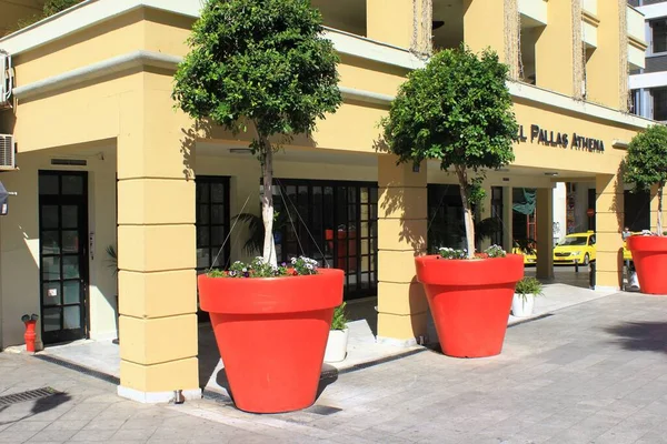 Decoração Com Vasos Flores Gigantes Fora Hotel Atenas Grécia Março — Fotografia de Stock