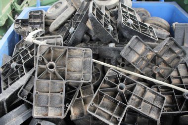 Yunanistan 'ın Atina kentinde plastik çöp kutuları atılıp istiflendi.