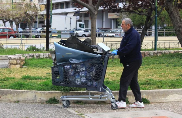 アテネ ギリシャ 2020年3月22日 金属やプラスチックのリサイクル可能な廃棄物でカートを運ぶ男 — ストック写真