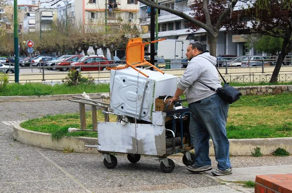 アテネ ギリシャ 2020年3月22日 金属やプラスチックのリサイクル可能な廃棄物でカートを運ぶ男 — ストック写真