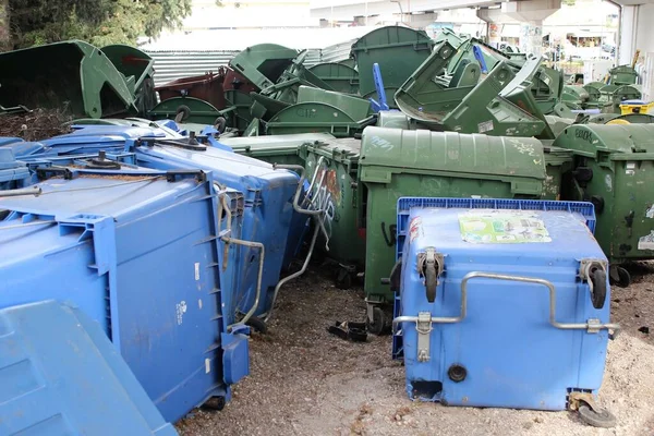 希腊雅典 2019年11月1日废弃和堆放的塑料垃圾箱 — 图库照片