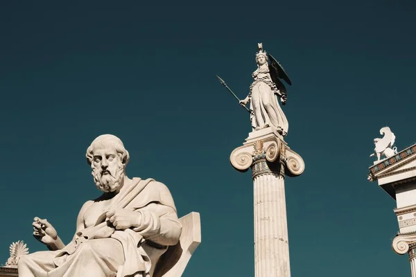 Αγάλματα Του Αρχαίου Έλληνα Φιλοσόφου Πλάτωνα Και Της Θεάς Αθηνάς — Φωτογραφία Αρχείου