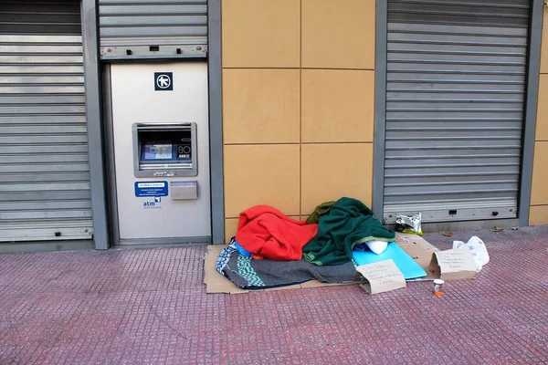 Artigos Pessoais Pessoa Desabrigada Lado Máquina Atm Centro Atenas Greece — Fotografia de Stock