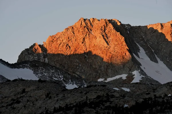 South Lake, Sierra Nevada aralığı, California yukarıda tepeler üzerinde gündoğumu