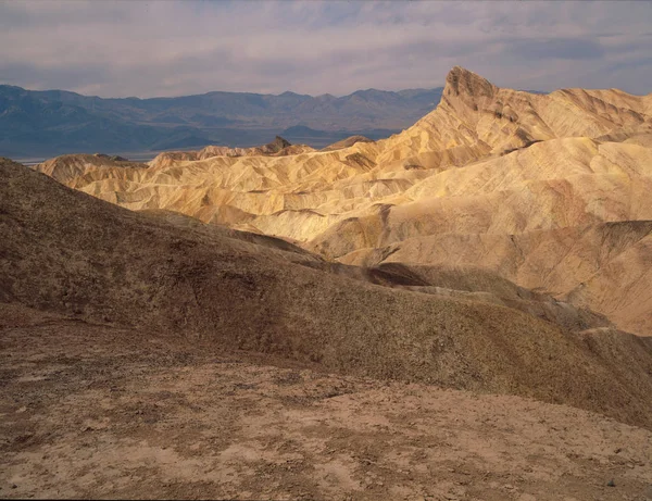 Golden kanyon yolu, ölüm Vadisi Milli Parkı, California dan erkekçe Beacon