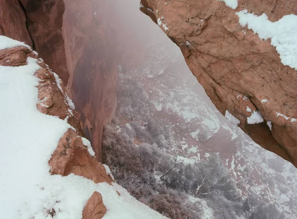 峡谷国家公园 冬天的梅萨拱门和雾降压峡谷 犹他州 — 图库照片
