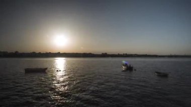 Bir nehir ve deniz araçları ile Timelapse günbatımı