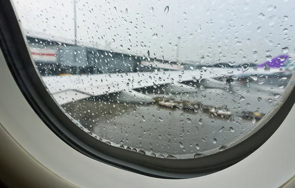 Regentropfen vom Fenstersitz im Flugzeug — Stockfoto