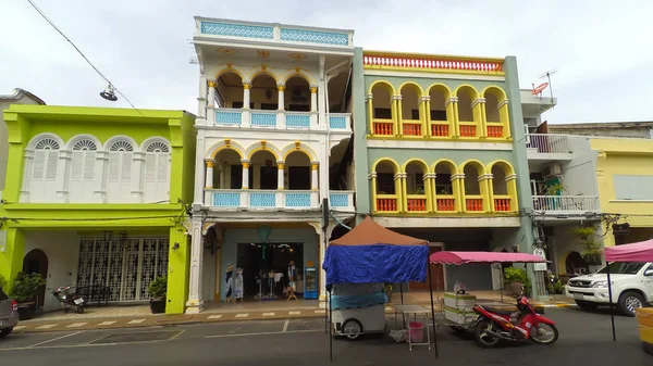 Kota tua Phuket di jalan thalang dengan bus gaya Chino Portugis — Stok Foto