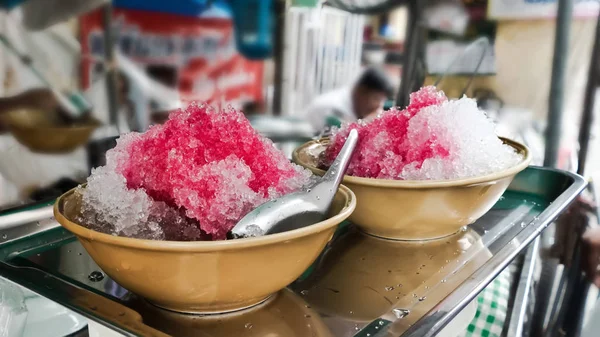 Şurubu ile kesilmiş buz