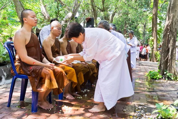 La gente celebra Songkran vertiendo agua para el sacerdote budista — Foto de Stock