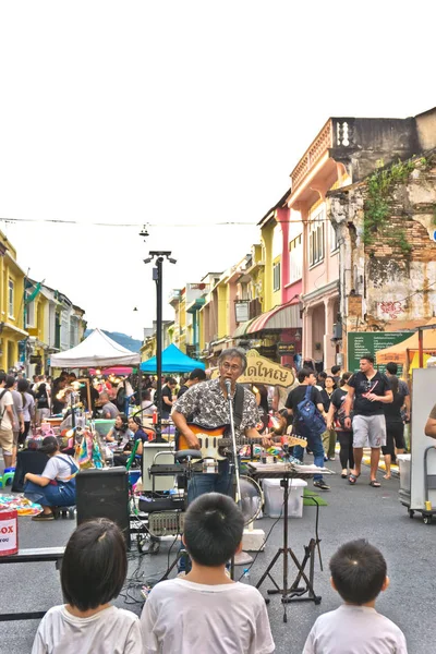 Straat artiest muzikant entertaint toeristen — Stockfoto