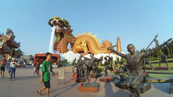 Mensen vieren op Dragon afstammelingen museum — Stockfoto