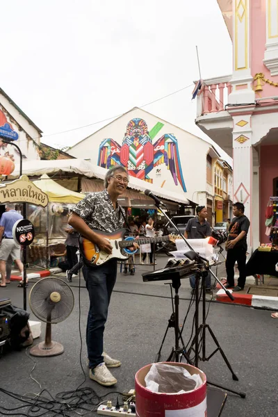 Artista callejero músico entretiene a los turistas —  Fotos de Stock