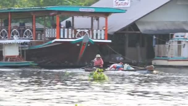 Mujer conduciendo barco a motor en el mercado flotante Donwai — Vídeos de Stock