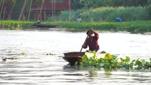 Vendedor de fruta local no identificado bote de remos en el mercado flotante de Donwai — Vídeos de Stock