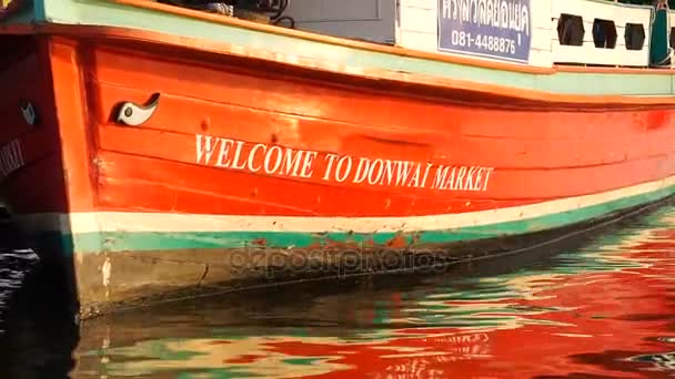 Detail van houten reizen boot op Donwai drijvende markt — Stockvideo