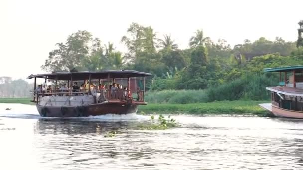 旅游船沿着在水上市场的 Donwai 河 — 图库视频影像