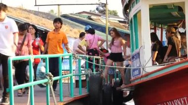 Kimliği belirsiz yolcular tekneden elde Donwai yüzen Market Nehri boyunca seyahat 