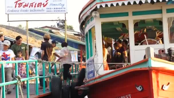 Pasajeros no identificados saliendo de un barco viajan a lo largo del río en el mercado flotante de Donwai — Vídeos de Stock