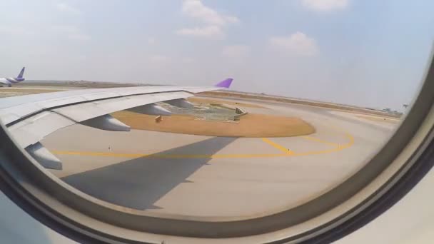 Zeitraffer-Film vom Flughafen Suvarnabhumi startendes Flugzeug — Stockvideo