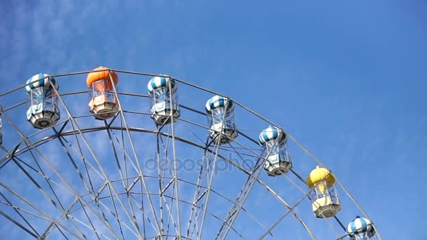 Hermosa rueda de ferris colorido contra el cielo azul — Vídeo de stock