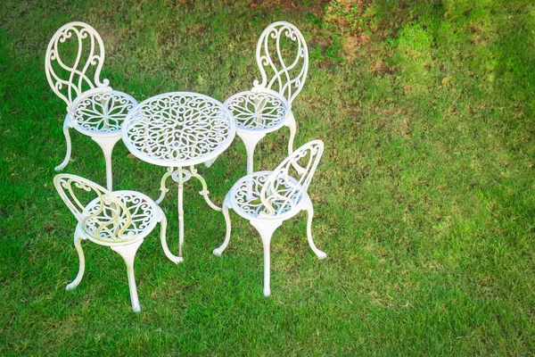 Table blanche et chaises dans un jardin — Photo
