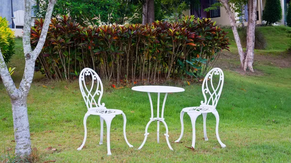 Meja putih dan kursi di taman — Stok Foto