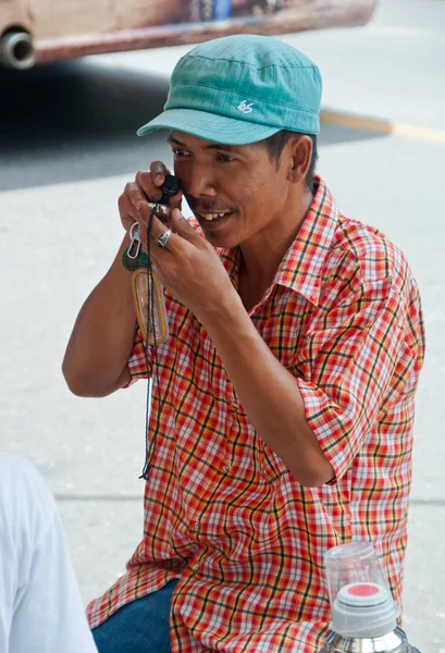 正体不明のタイ仏教仏像お守りを検査します。 — ストック写真