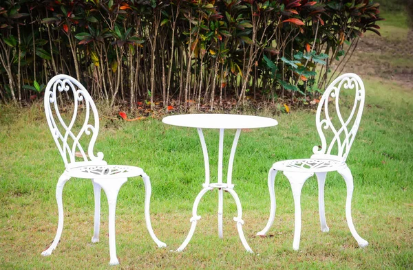 白色桌子和椅子在花园中 — 图库照片