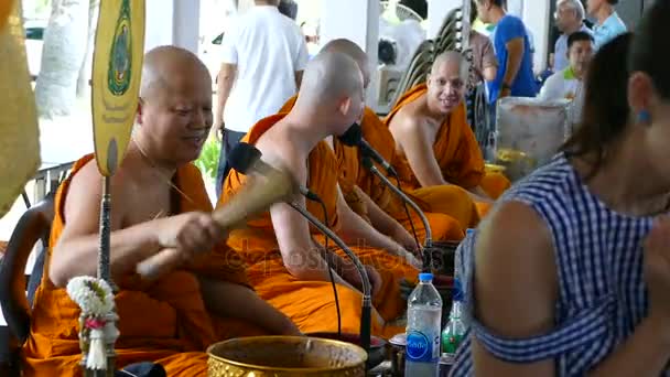 Niet-geïdentificeerde boeddhistische monnik hagelslag wijwater op bezoekers van de tempel — Stockvideo