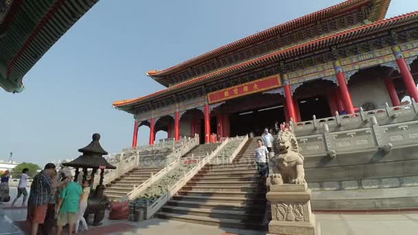 Timelapse of people visiting the Chinese temple — стоковое видео