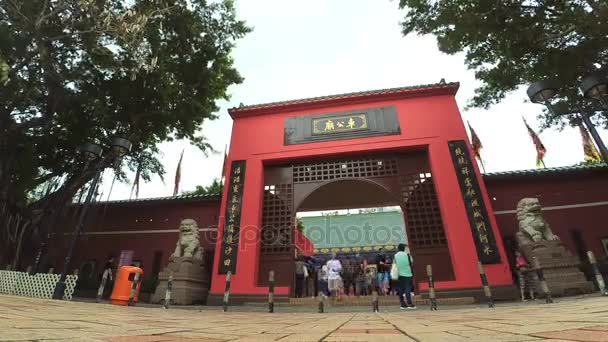 Timelapse de la colorida puerta principal del templo taoísta del Che Kung y Peregrinos — Vídeo de stock