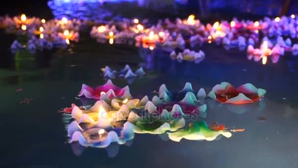 Hořela v duchu poo svíčka ve tvaru květiny — Stock video