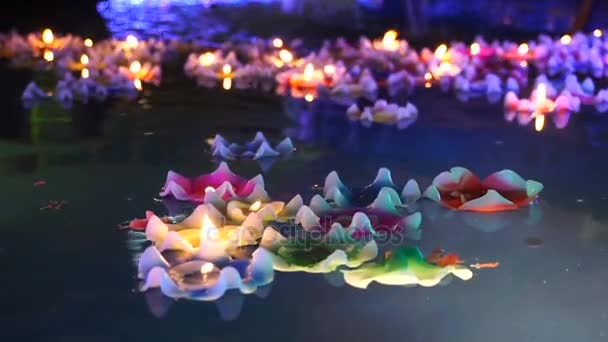 Vela em forma de flor queimando no cocó espírito — Vídeo de Stock