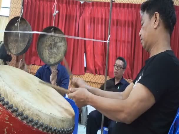 Неизвестный барабанщик стучит в барабан в китайском обряде "Конг Тек" — стоковое видео