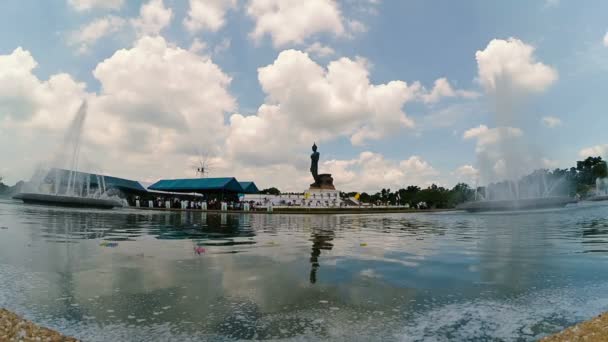 Largo tiro de estatua de Buda en Phutthamonthon — Vídeos de Stock