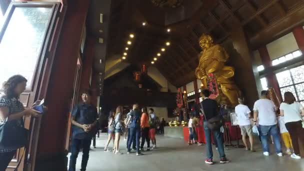 Het grote gouden Che Kung God standbeeld bij Che Kung Temple — Stockvideo