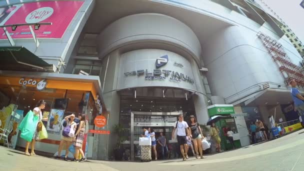 Mensen winkelen bij Platinum Mall in Bangkok, Thailand — Stockvideo