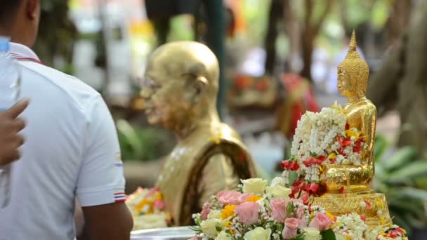 Personer duscha buddhastaty i Songkran festival — Stockvideo